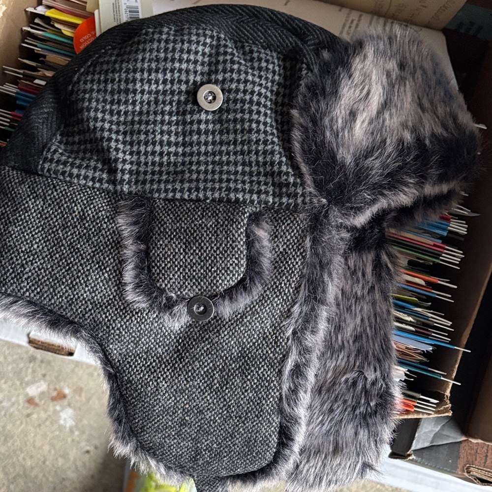 Mina winter hat size small